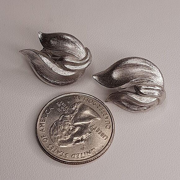 CROWN TRIFARI Vtg Clip-On Earrings Silver-Tone Swirl asymmetrical - Picture 6 of 9